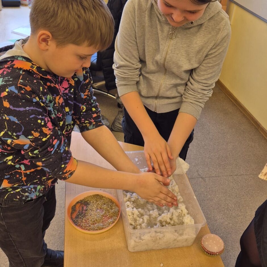 Zaļā laboratorija speciālās izglītības klašu un 4. klašu skolēniem - šķiro dažāda veida atkritumus, diskutē par to sadalīšanās iespējām dabā, veido sēklu bumbas no pārstrādāta papīra.