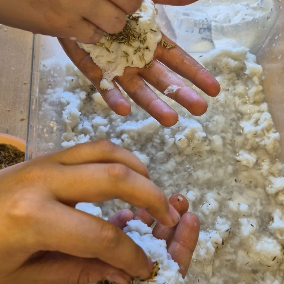 Zaļā laboratorija speciālās izglītības klašu un 4. klašu skolēniem - šķiro dažāda veida atkritumus, diskutē par to sadalīšanās iespējām dabā, veido sēklu bumbas no pārstrādāta papīra.