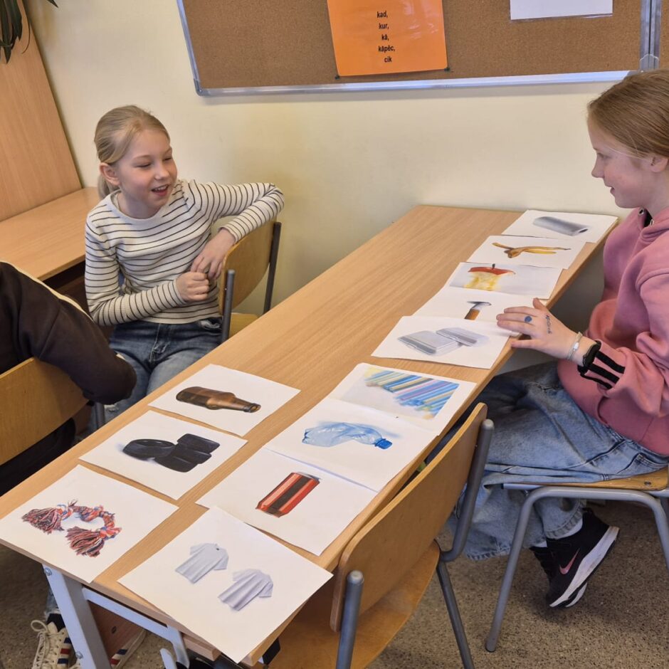Zaļā laboratorija speciālās izglītības klašu un 4. klašu skolēniem - šķiro dažāda veida atkritumus, diskutē par to sadalīšanās iespējām dabā, veido sēklu bumbas no pārstrādāta papīra.
