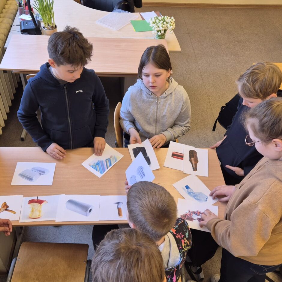 Zaļā laboratorija speciālās izglītības klašu un 4. klašu skolēniem - šķiro dažāda veida atkritumus, diskutē par to sadalīšanās iespējām dabā, veido sēklu bumbas no pārstrādāta papīra.