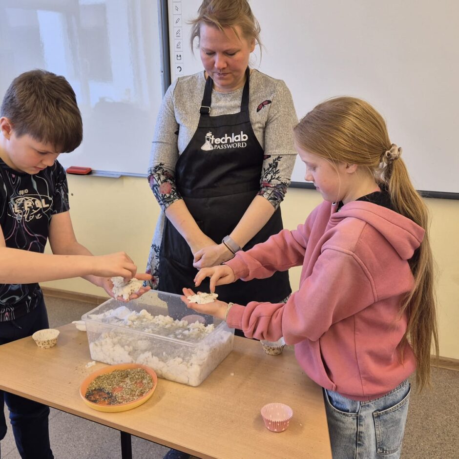 Zaļā laboratorija speciālās izglītības klašu un 4. klašu skolēniem - šķiro dažāda veida atkritumus, diskutē par to sadalīšanās iespējām dabā, veido sēklu bumbas no pārstrādāta papīra.