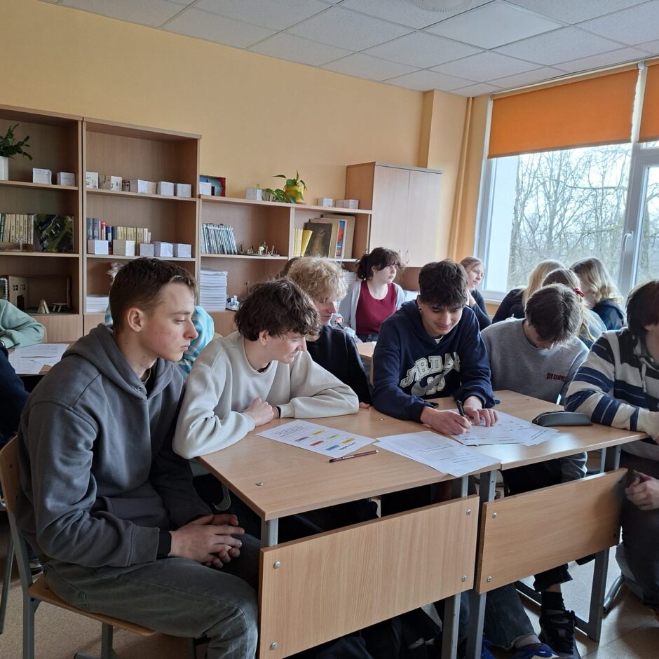 Inovatīvās izglītības attīstības biedrības organizēta nodarbība “Iedarbini pilsonisko ideju”. Oksanas Trofimovas vadībā 11. klašu jaunieši, plānojot, iesaistoties risinājumu meklēšanā, prezentējot veikumu un diskutējot, mācījās idejas pārvērst sabiedriskā iniciatīvā.