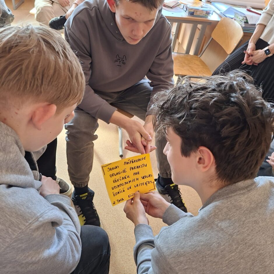 7. klašu skolēni nodarbībā “Vērtības kā dzīves pamatakmens”