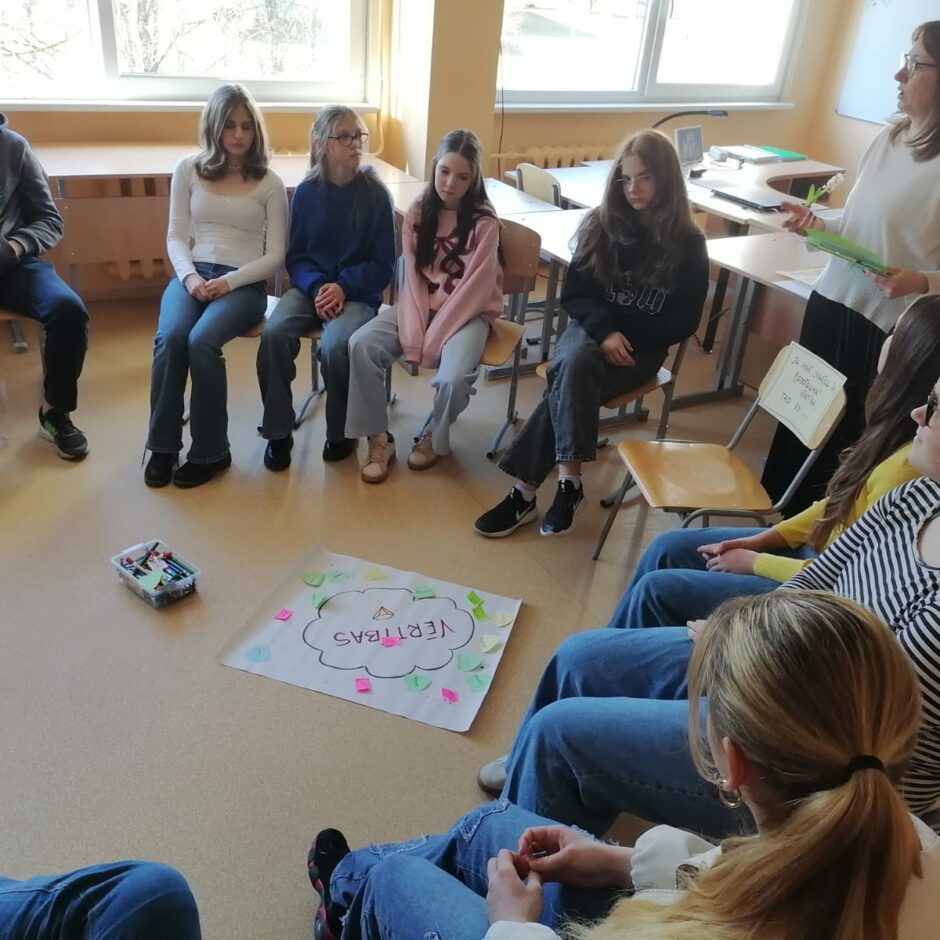 7. klašu skolēni nodarbībā “Vērtības kā dzīves pamatakmens”