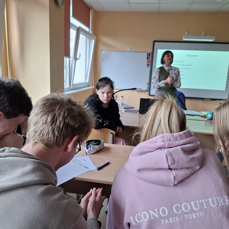 Inovatīvās izglītības attīstības biedrības organizēta nodarbība “Iedarbini pilsonisko ideju”. Oksanas Trofimovas vadībā 11. klašu jaunieši, plānojot, iesaistoties risinājumu meklēšanā, prezentējot veikumu un diskutējot, mācījās idejas pārvērst sabiedriskā iniciatīvā.