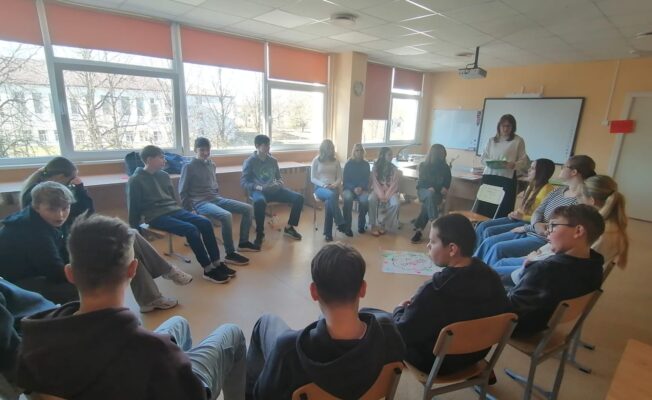 7. klašu skolēni nodarbībā “Vērtības kā dzīves pamatakmens”