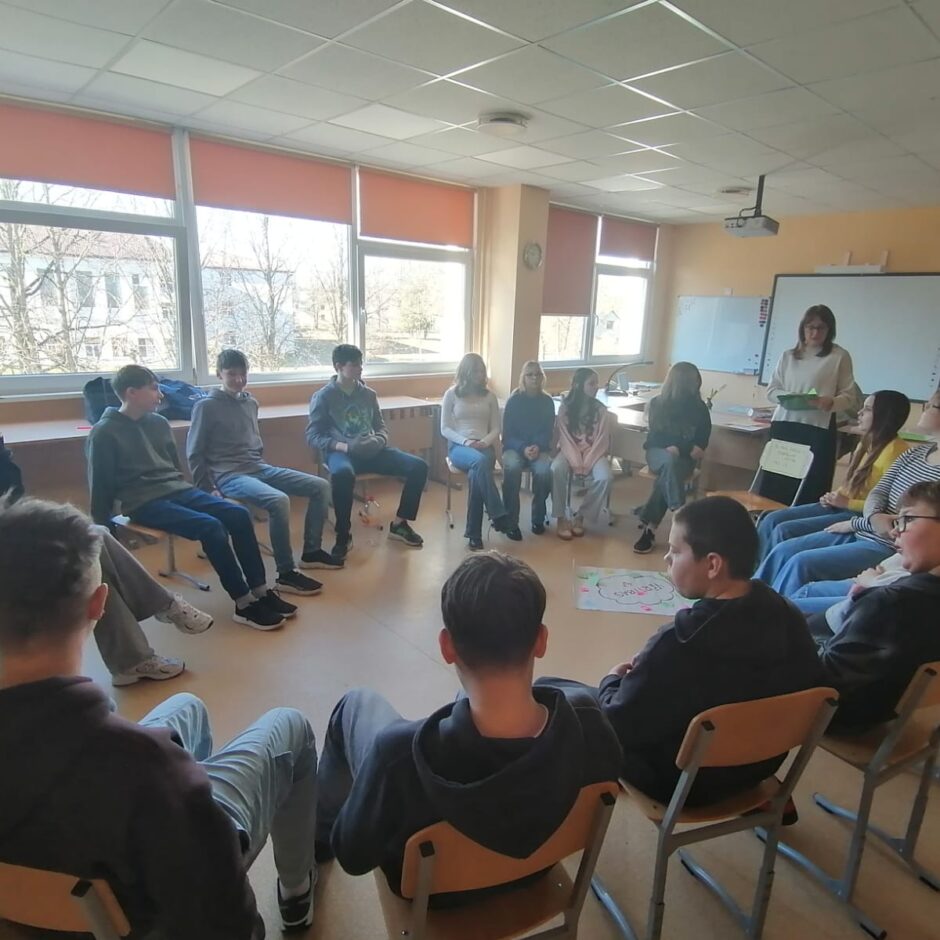 7. klašu skolēni nodarbībā “Vērtības kā dzīves pamatakmens”