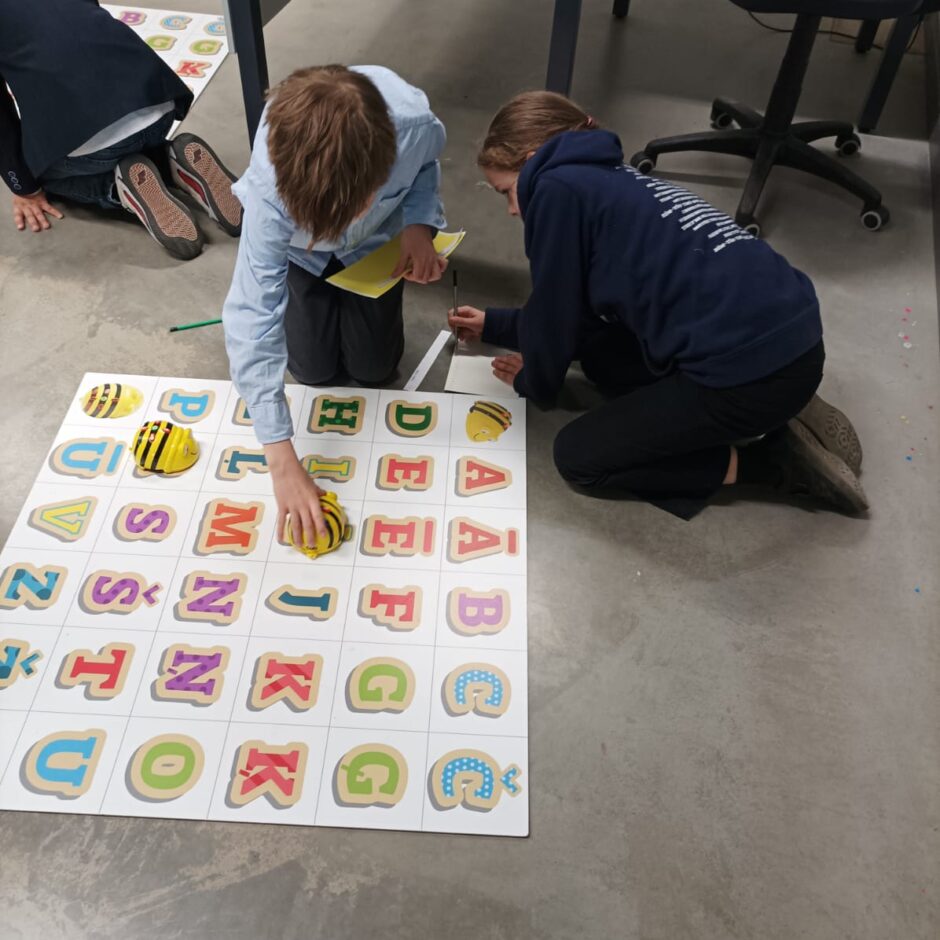 Rodrigo Upmanis un Enija Jerčevska piedalās Reģionālā matemātikas olimpiādē