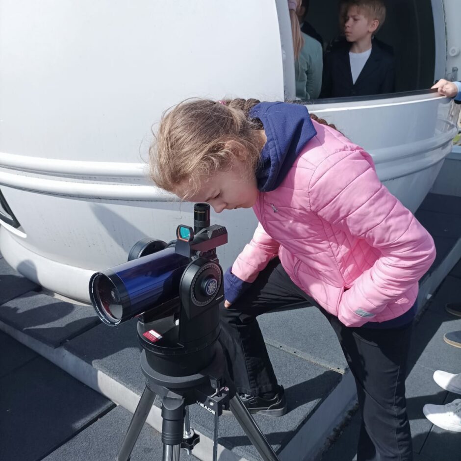 Enija Jerčevska piedalījās astronomijas nodarbībā