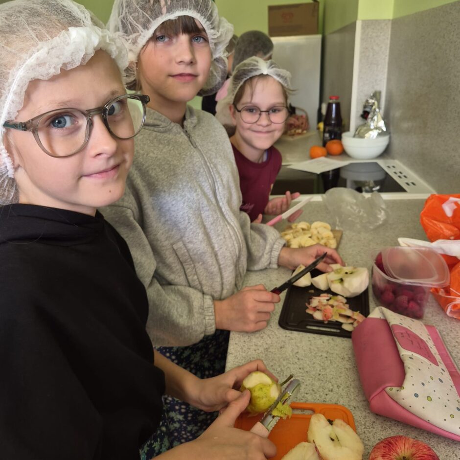 3A klase gatavo augļu kokteili un augļu salātus. Izdevās gardi!
