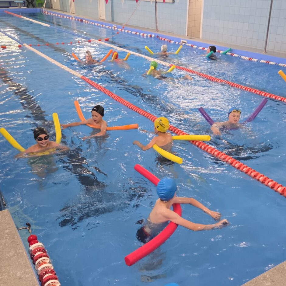 2.b klase sporta stundā liek lietā visu savu enerģiju un spēku baseina celiņos.