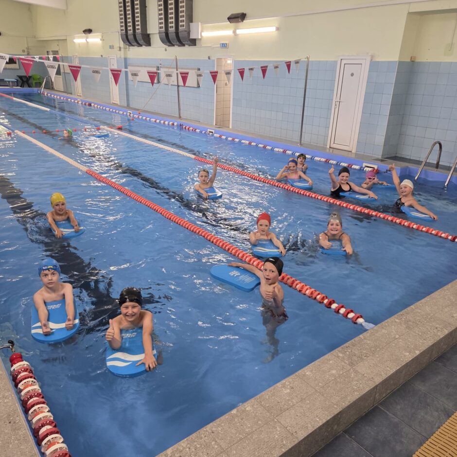 2.b klase sporta stundā liek lietā visu savu enerģiju un spēku baseina celiņos.