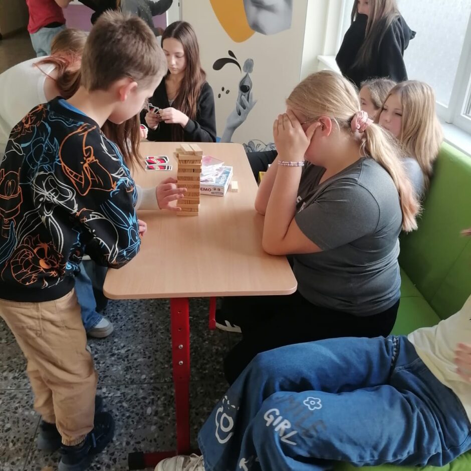 7.a klase ienesa skolas ikdienā pozitīvu enerģiju, organizējot aizraujošu galda spēļu starpbrīdi.