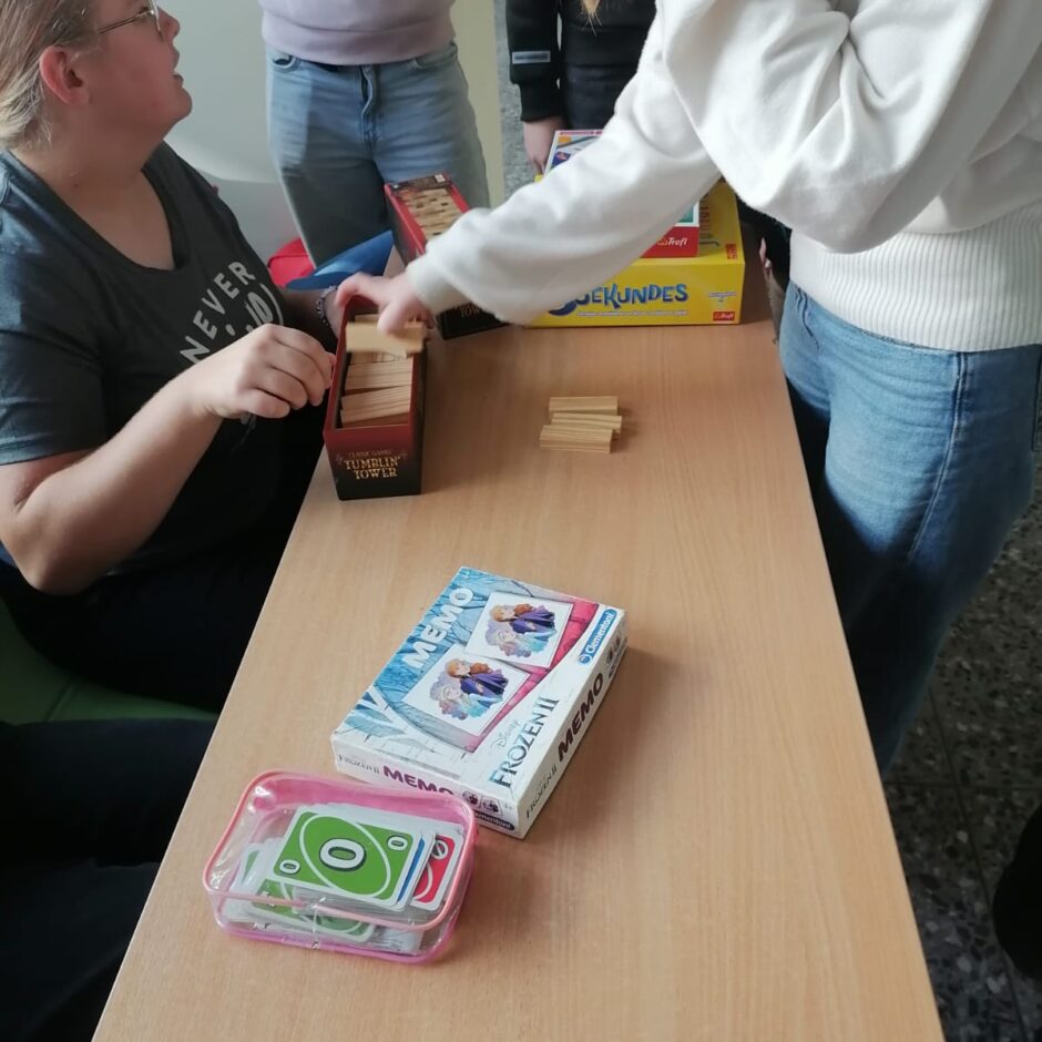 7.a klase ienesa skolas ikdienā pozitīvu enerģiju, organizējot aizraujošu galda spēļu starpbrīdi.