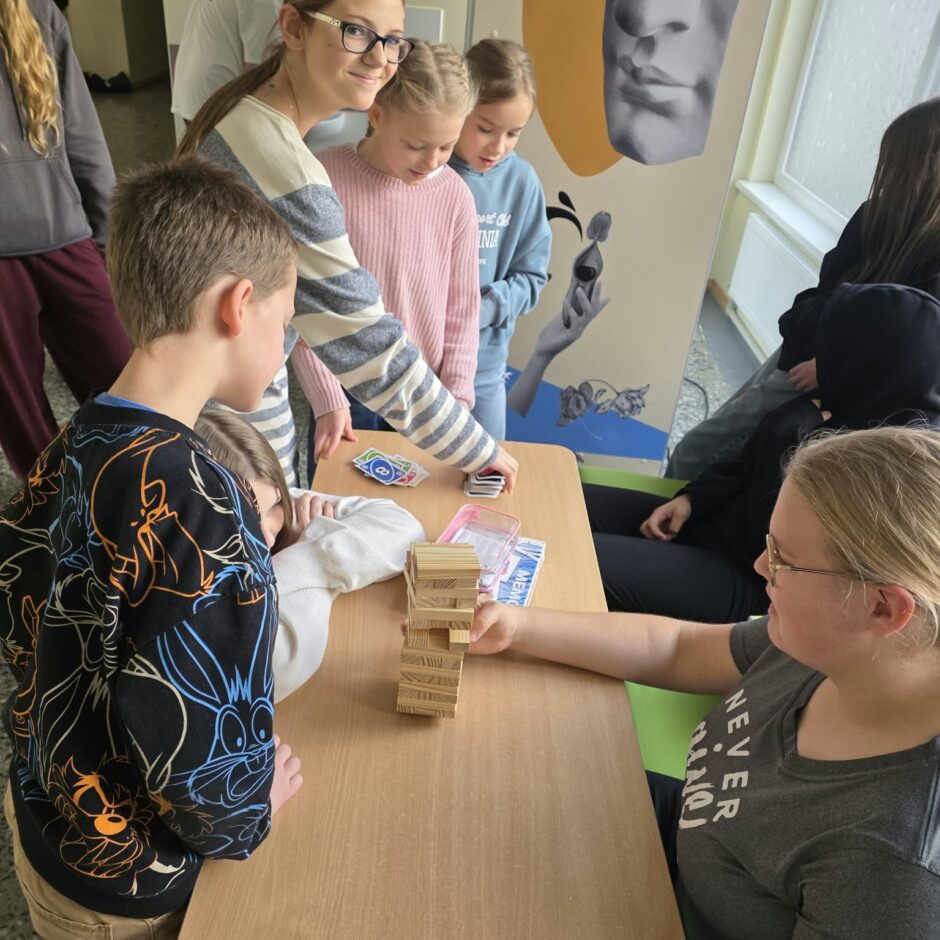 7.a klase ienesa skolas ikdienā pozitīvu enerģiju, organizējot aizraujošu galda spēļu starpbrīdi.