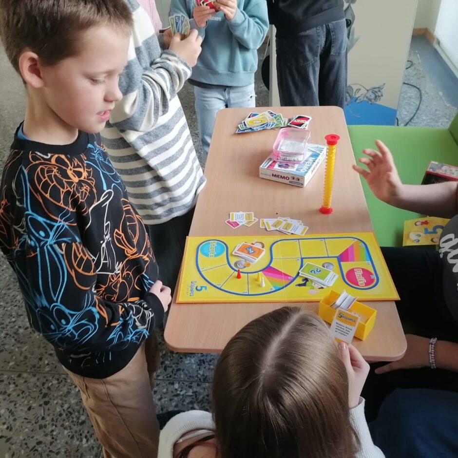 7.a klase ienesa skolas ikdienā pozitīvu enerģiju, organizējot aizraujošu galda spēļu starpbrīdi.