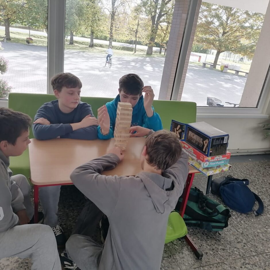 7.a klase ienesa skolas ikdienā pozitīvu enerģiju, organizējot aizraujošu galda spēļu starpbrīdi.