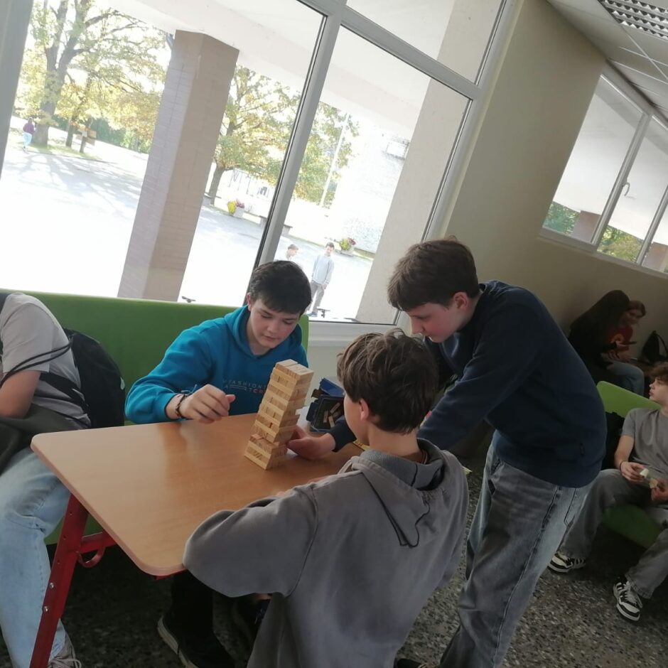 7.a klase ienesa skolas ikdienā pozitīvu enerģiju, organizējot aizraujošu galda spēļu starpbrīdi.