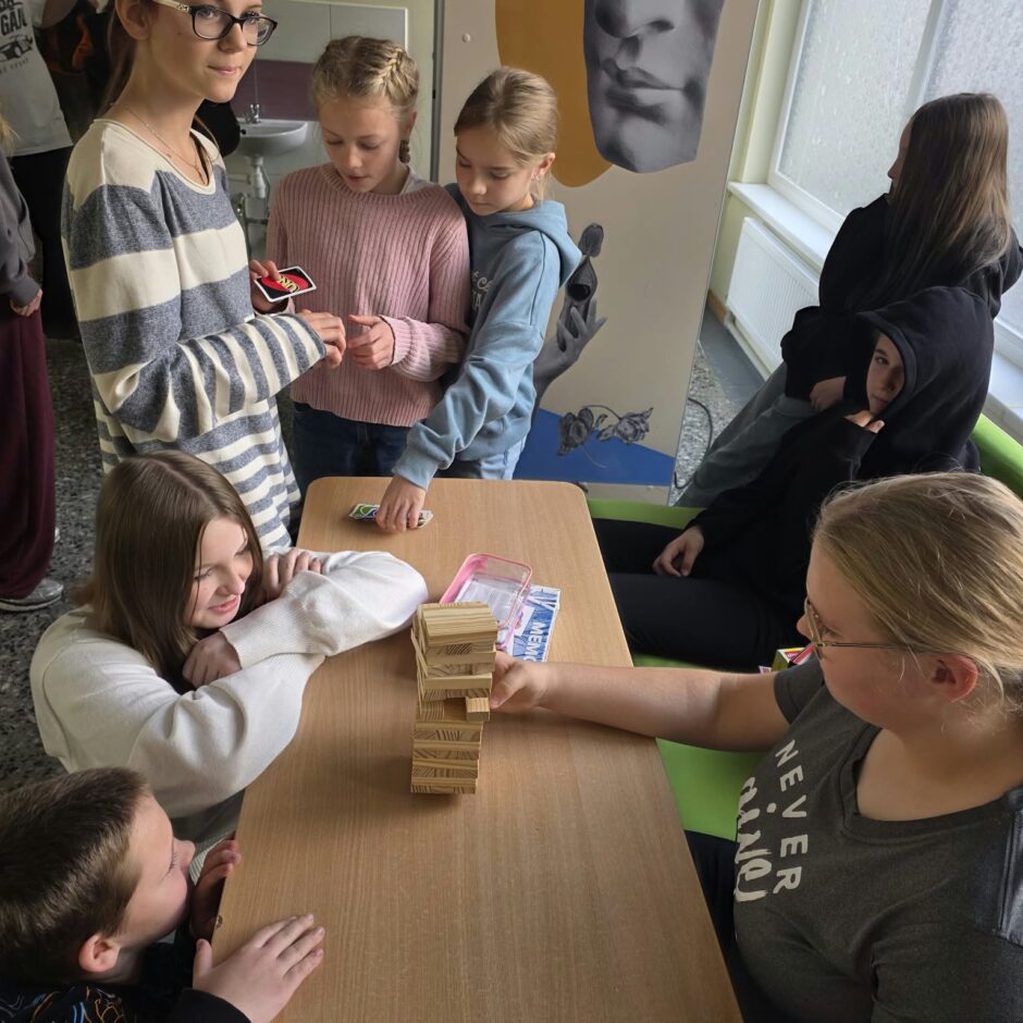 7.a klase ienesa skolas ikdienā pozitīvu enerģiju, organizējot aizraujošu galda spēļu starpbrīdi.
