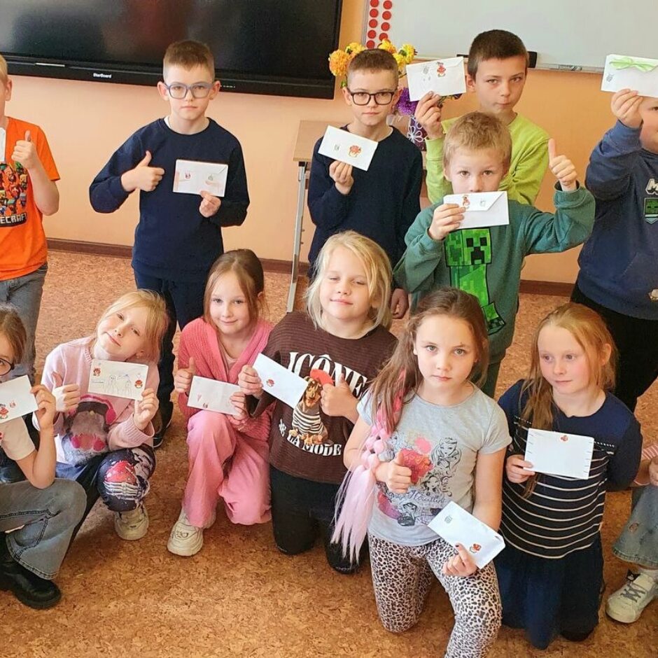 2.a klases skolēni iepriecina viens otru ar uzrakstītu vēstuli.