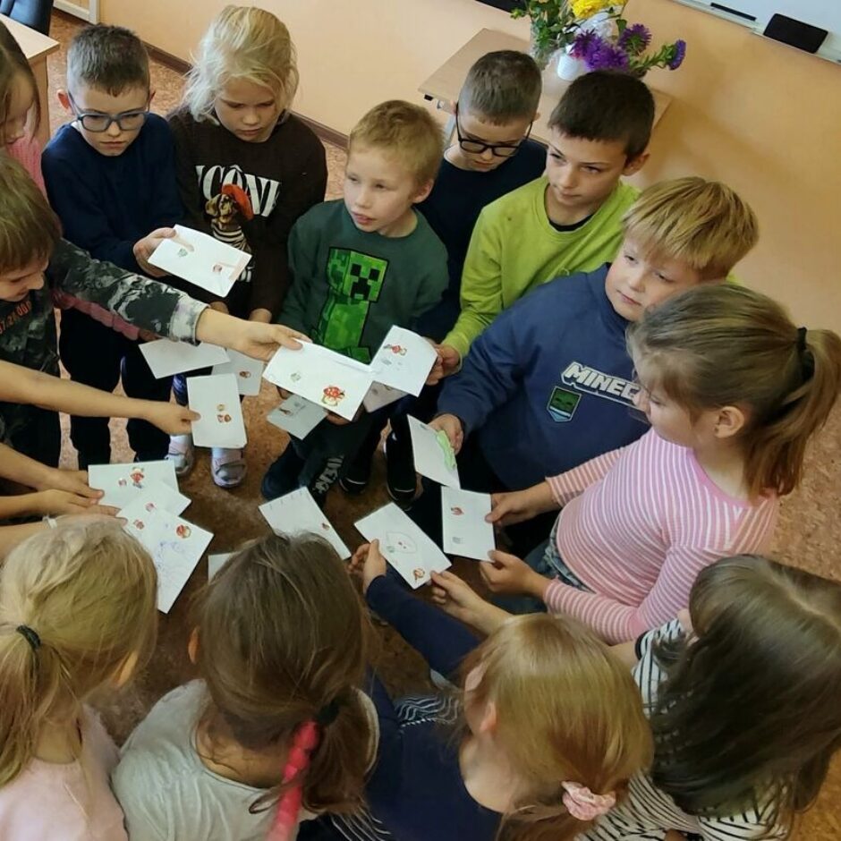 2.a klases skolēni iepriecina viens otru ar uzrakstītu vēstuli.