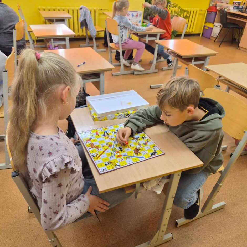 3.b klases skolēni iemācīja klasesbiedriem savu mīļāko galda spēli.