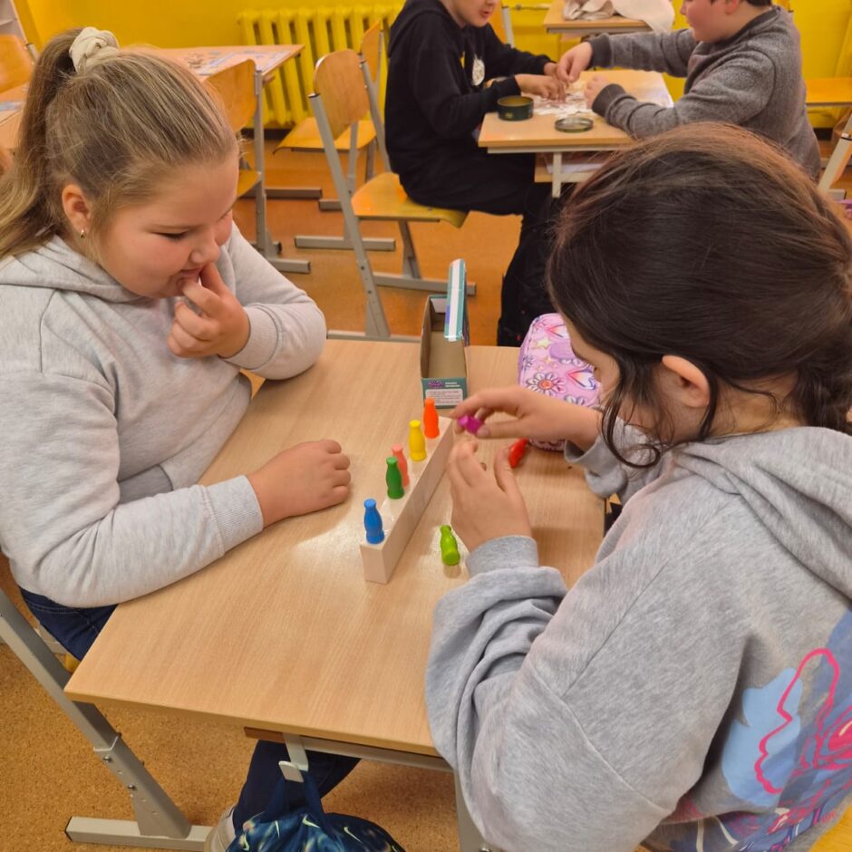 3.b klases skolēni iemācīja klasesbiedriem savu mīļāko galda spēli.