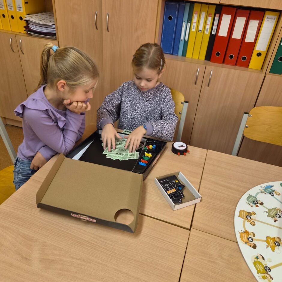 3.b klases skolēni iemācīja klasesbiedriem savu mīļāko galda spēli.