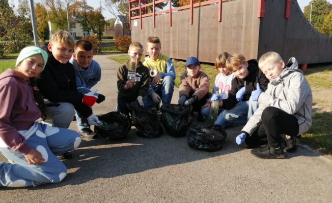 4.b klases labais darbs atkritumu vākšana skolas apkārtnē.
