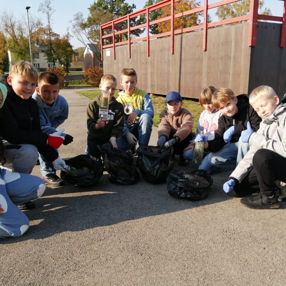 4.b klases labais darbs atkritumu vākšana skolas apkārtnē.