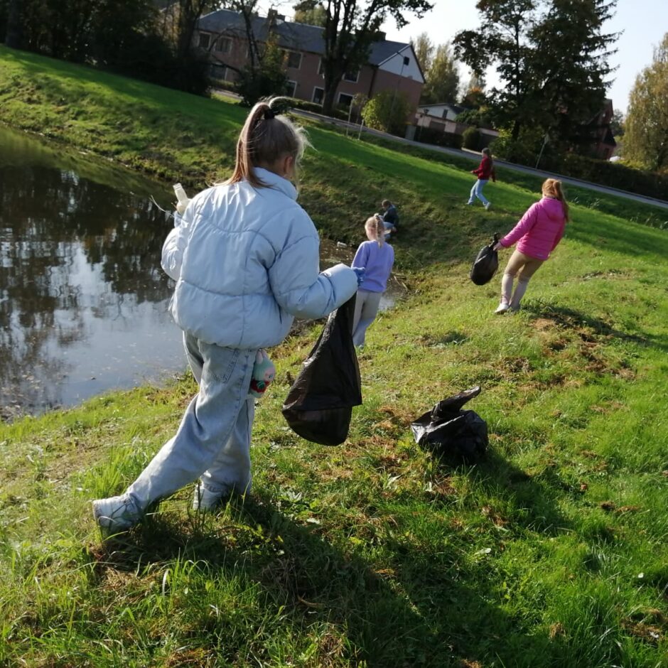 4.b klases labais darbs atkritumu vākšana skolas apkārtnē.