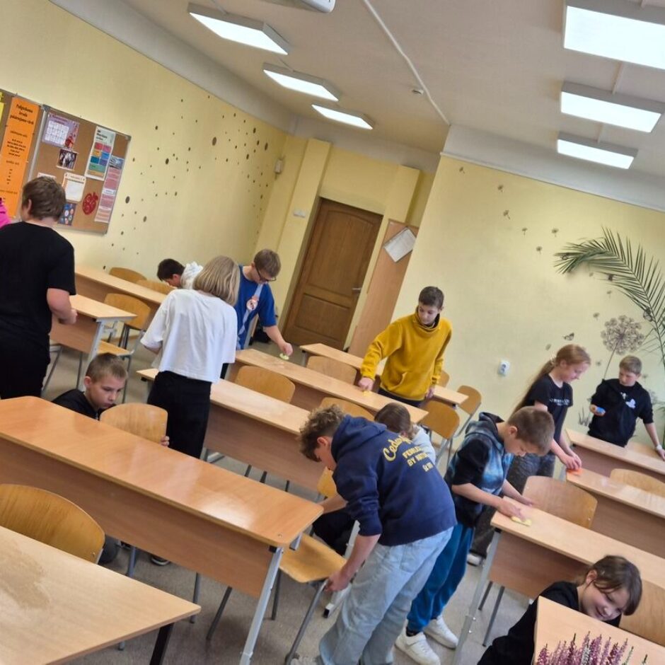 5.b klases skolēni parūpējās par tīru un sakārtotu klasi.