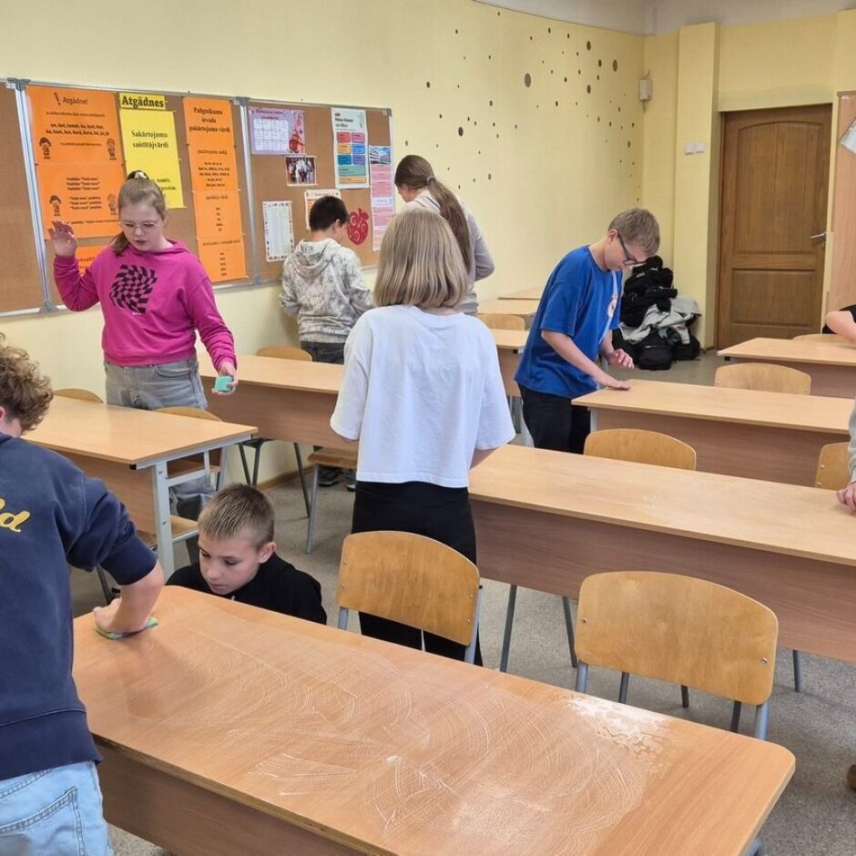 5.b klases skolēni parūpējās par tīru un sakārtotu klasi.