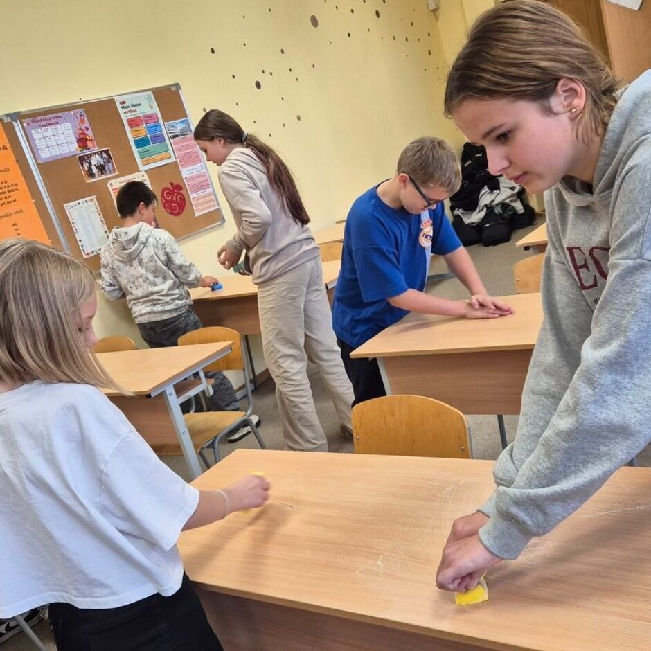 5.b klases skolēni parūpējās par tīru un sakārtotu klasi.