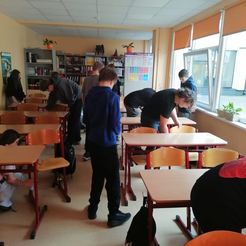 7.a klase sakopj savu klases telpu, dodot pelnītu atelpas brīdi apkopējai.