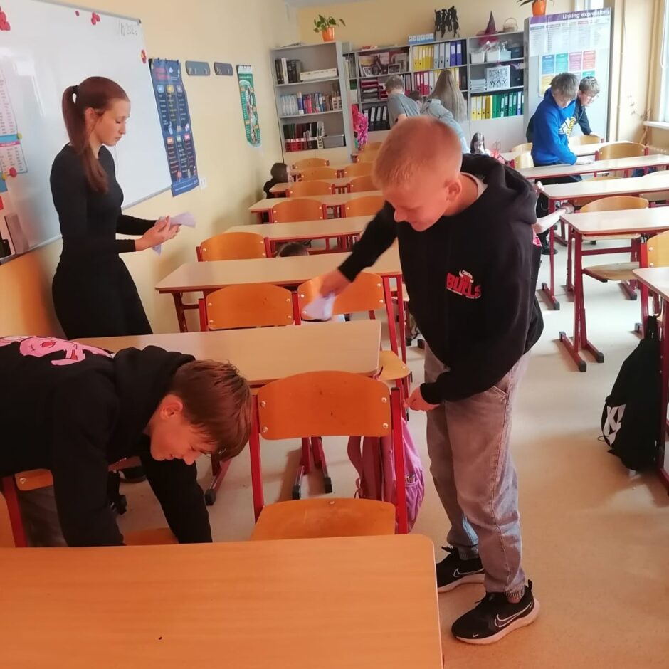 7.a klase sakopj savu klases telpu, dodot pelnītu atelpas brīdi apkopējai.