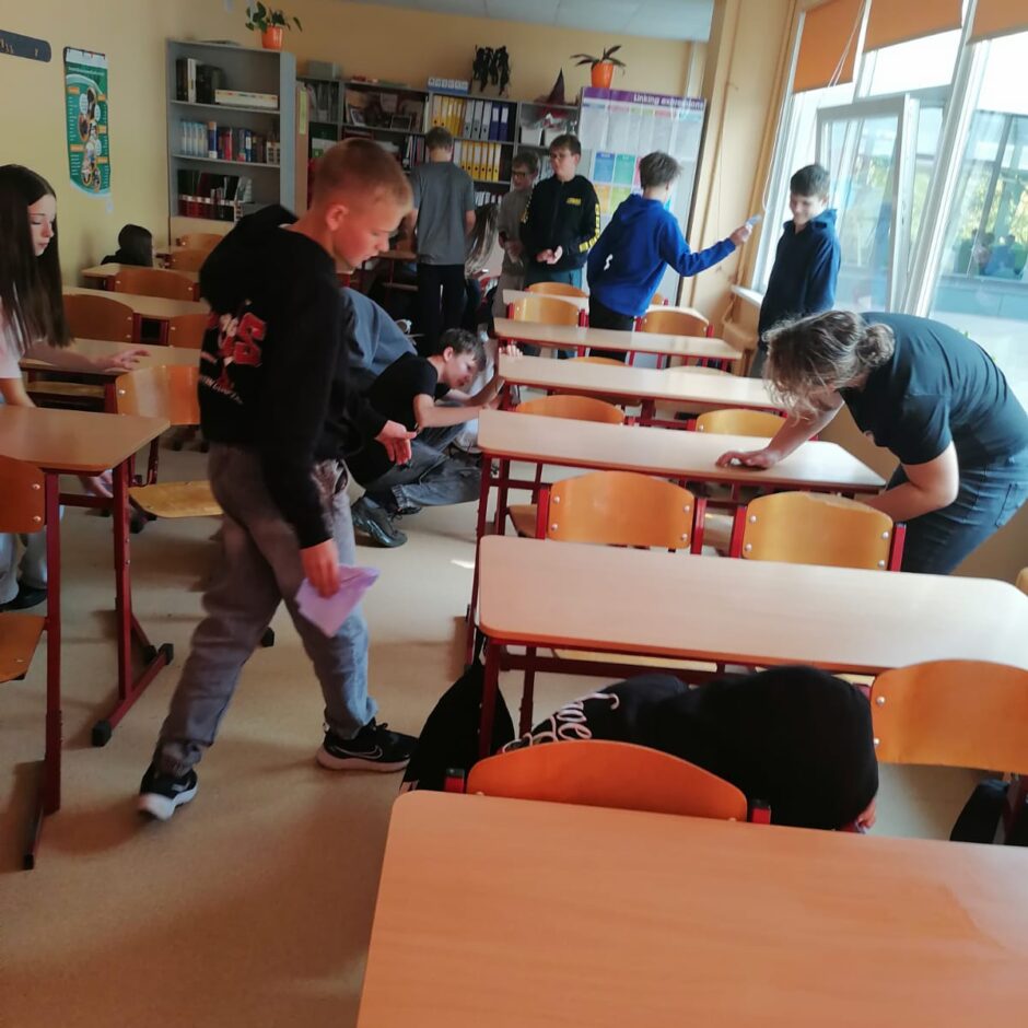 7.a klase sakopj savu klases telpu, dodot pelnītu atelpas brīdi apkopējai.