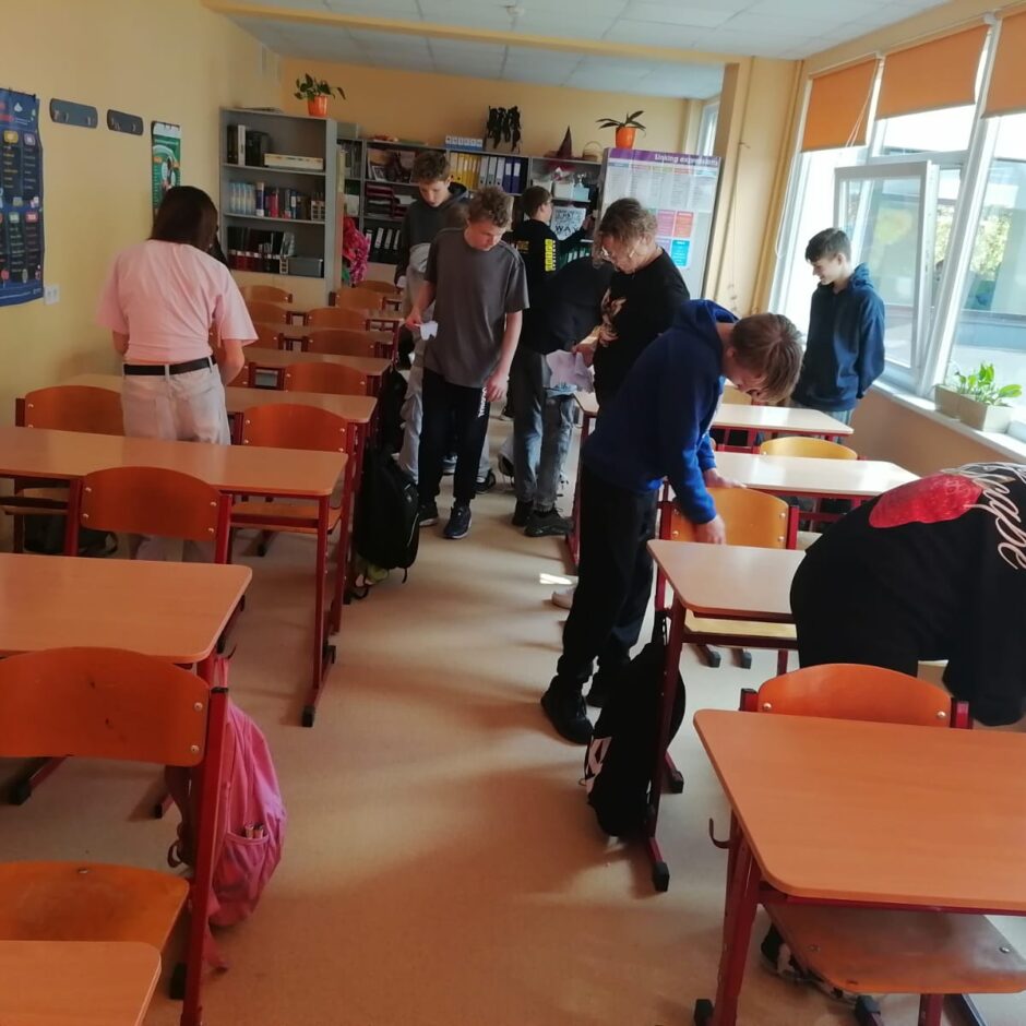 7.a klase sakopj savu klases telpu, dodot pelnītu atelpas brīdi apkopējai.