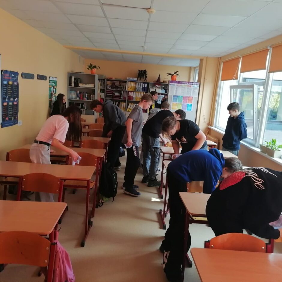 7.a klase sakopj savu klases telpu, dodot pelnītu atelpas brīdi apkopējai.