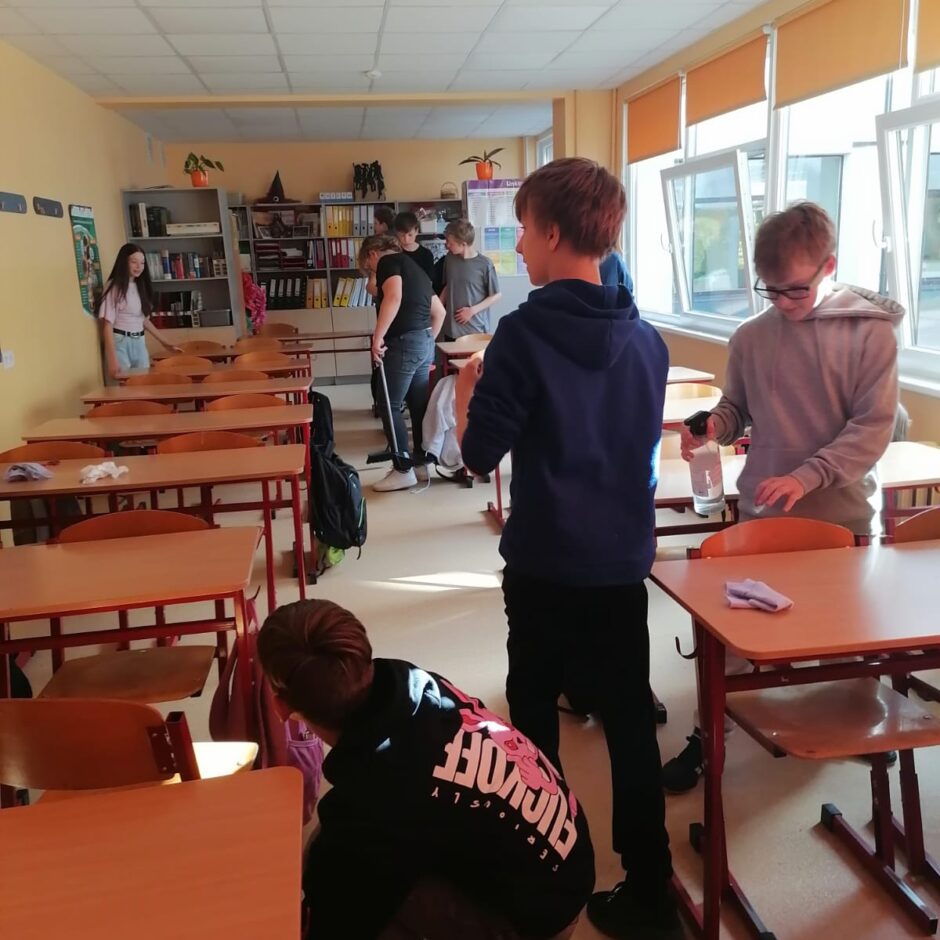 7.a klase sakopj savu klases telpu, dodot pelnītu atelpas brīdi apkopējai.