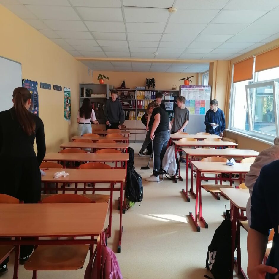 7.a klase sakopj savu klases telpu, dodot pelnītu atelpas brīdi apkopējai.