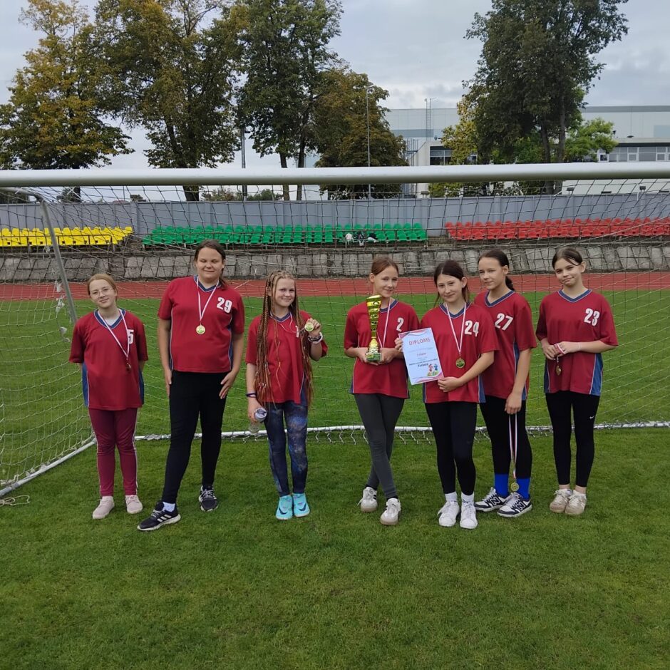 Futbola sacensības meitenēm