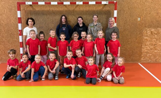 9.a klases skolēni māca bērnudārza bērniem sportot.