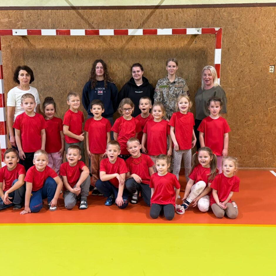9.a klases skolēni māca bērnudārza bērniem sportot.