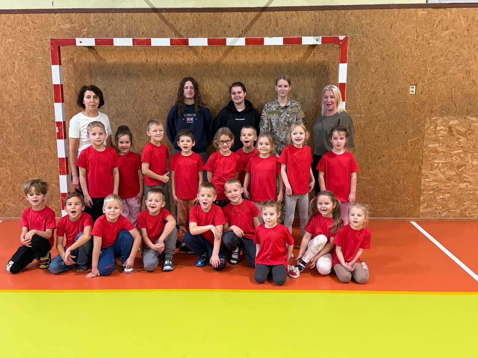 9.a klases skolēni māca bērnudārza bērniem sportot.